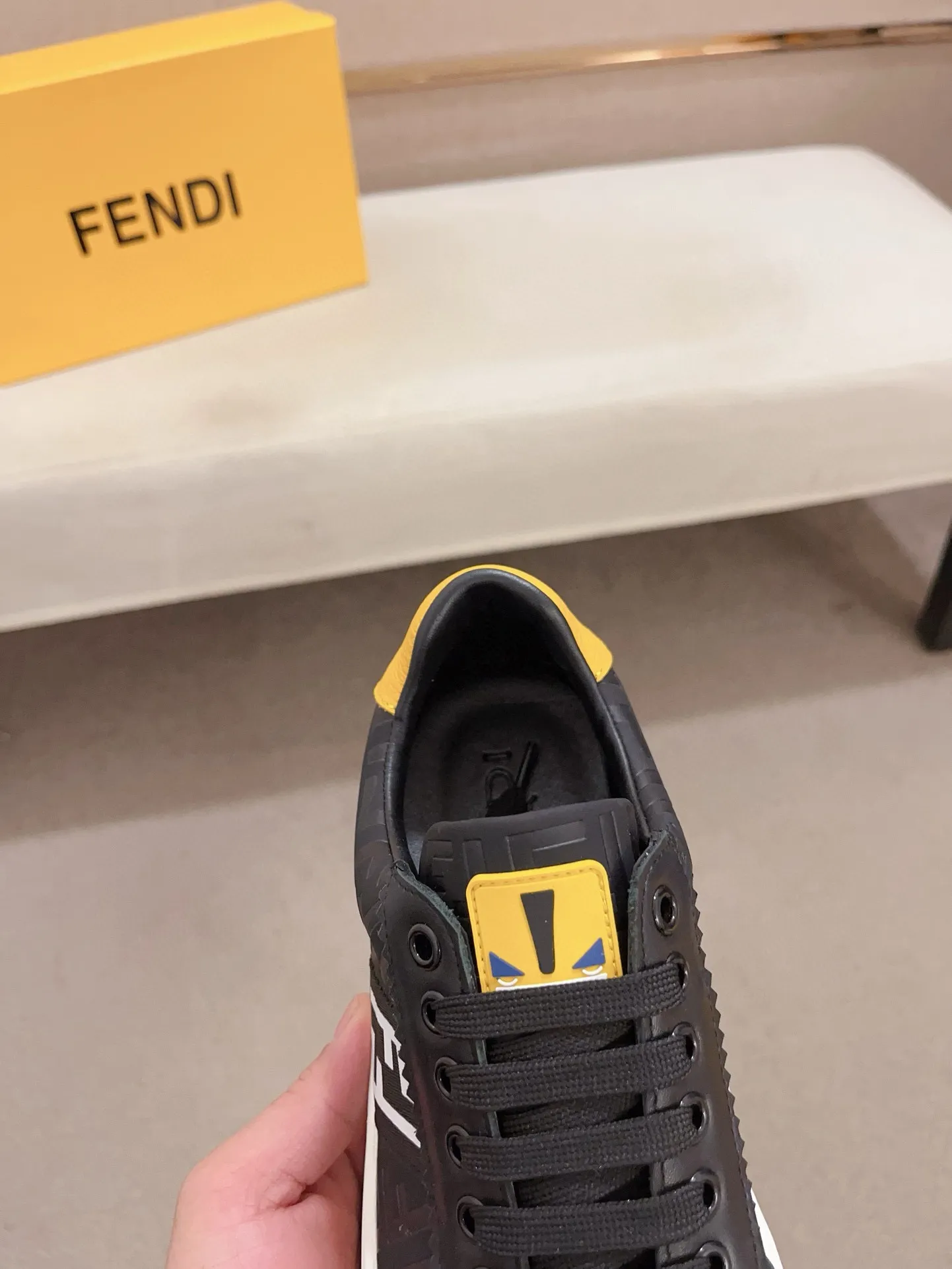 Men's shoes💰: 400💰[Fendi] Fendi's latest casual shoes for men! Available at counters simultaneously! A one-to-one replica of the original. All imported official website one-to-one cowhide fabric. The interior is made of top-grade sheepskin, and the original factory-supplied rubber outsole is used. Leading new fashion concepts. Matching code: 38-44. (can be customized for 45 non-refundable)
